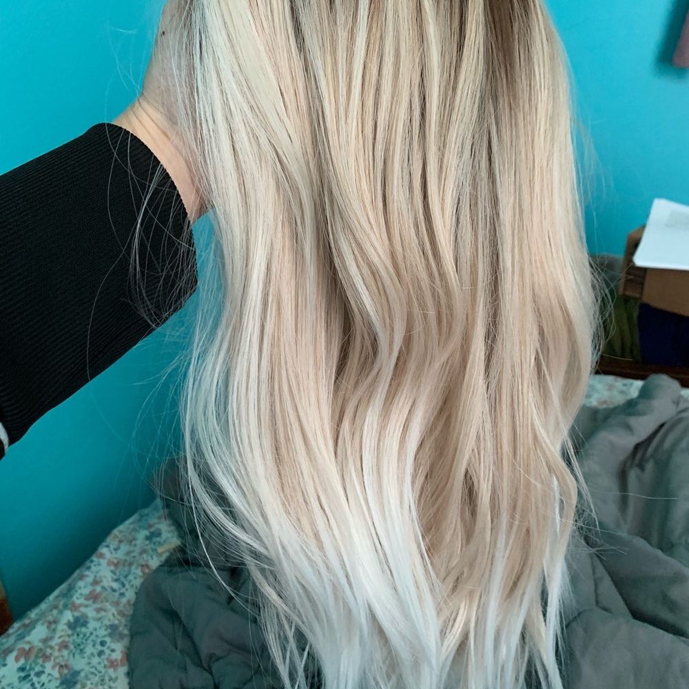 Luxurious Light Blonde wig - Picture 3 of 5